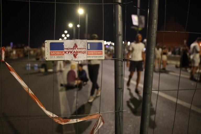 Levantados bloqueios de estrada após manifestação em Belgrado