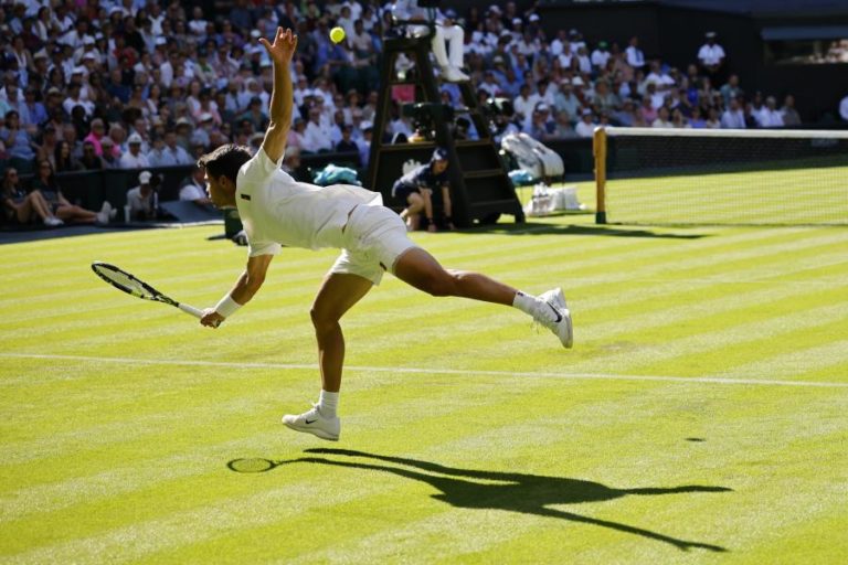 Bicampeão Alcaraz precisou de cinco sets para eliminar Fognini no torneio de Wimbledon