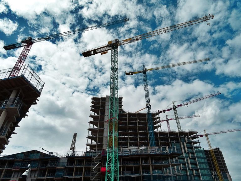 Acidentes de trabalho causam feridos e uma morte na região de Toronto