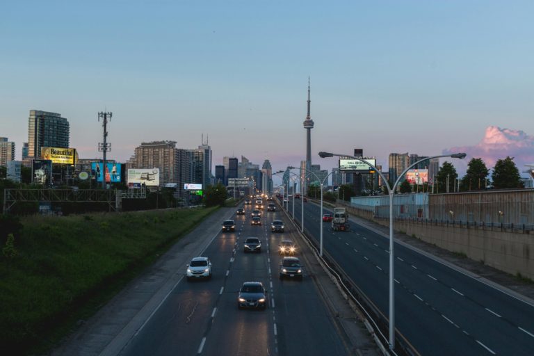 Polícia recupera veículo roubado após perseguição na Gardiner Expressway