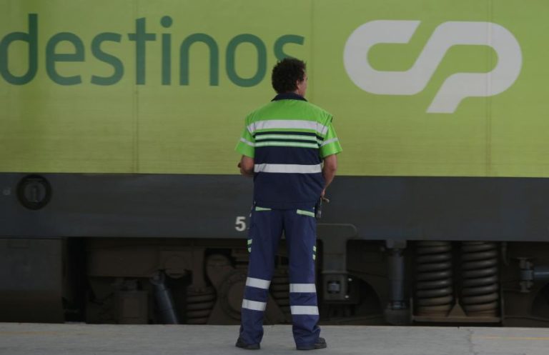 Trabalhadores dos bares dos comboios da CP em greve no início do turno até domingo