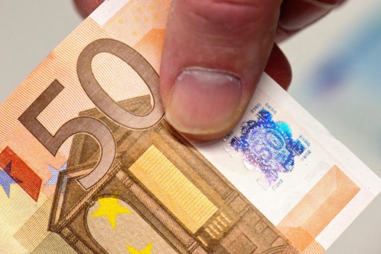Euro cai pela quarta sessão e fica abaixo dos 1,15 dólares