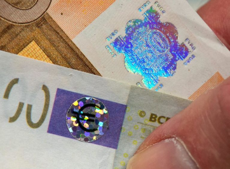 Euro volta a cair e fica na barreira dos 1,16 dólares