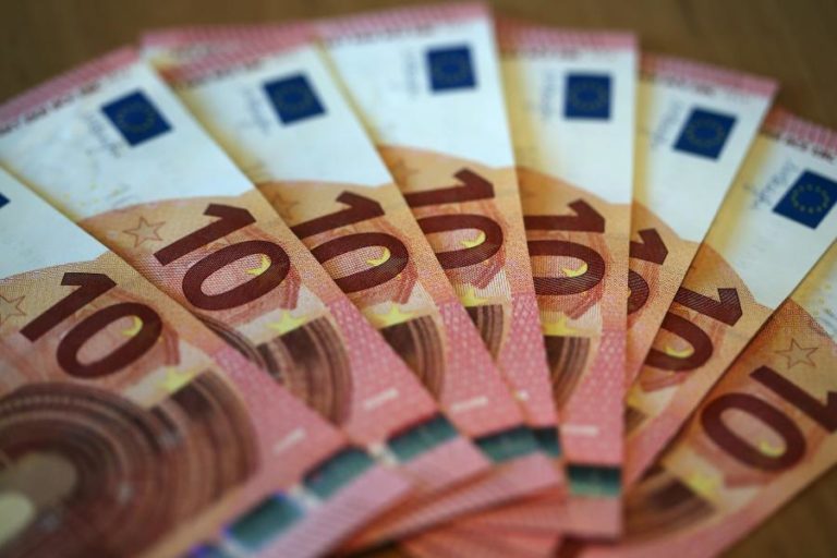 Dívida das famílias, empresas e Estado aumenta para 893.100 ME em maio