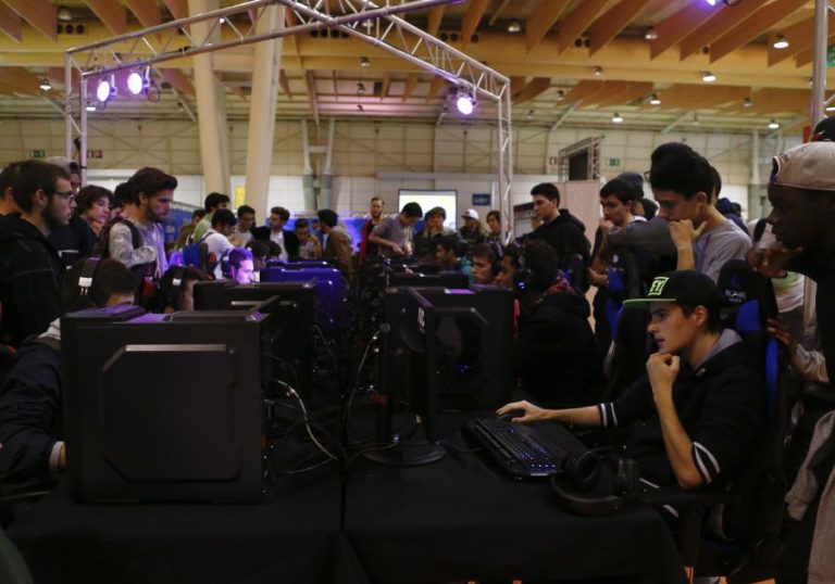 Jovens que procuram reconhecimento ou escape nos videojogos são mais vulneráveis