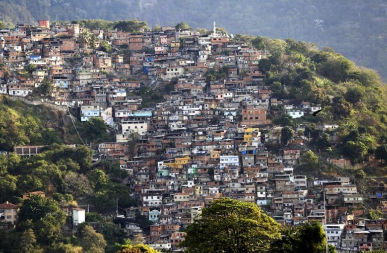 Governo brasileiro lança plano de 720 milhões de euros para urbanizar favelas
