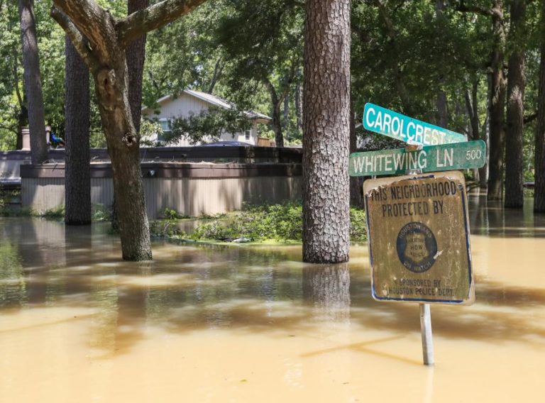 Sobe para 27 mortos o número de vítimas de inundações repentinas no Texas