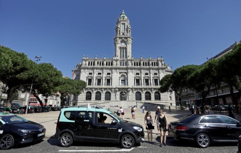 Governo alarga prazo para setor do táxi cumprir limite de idade dos veículos