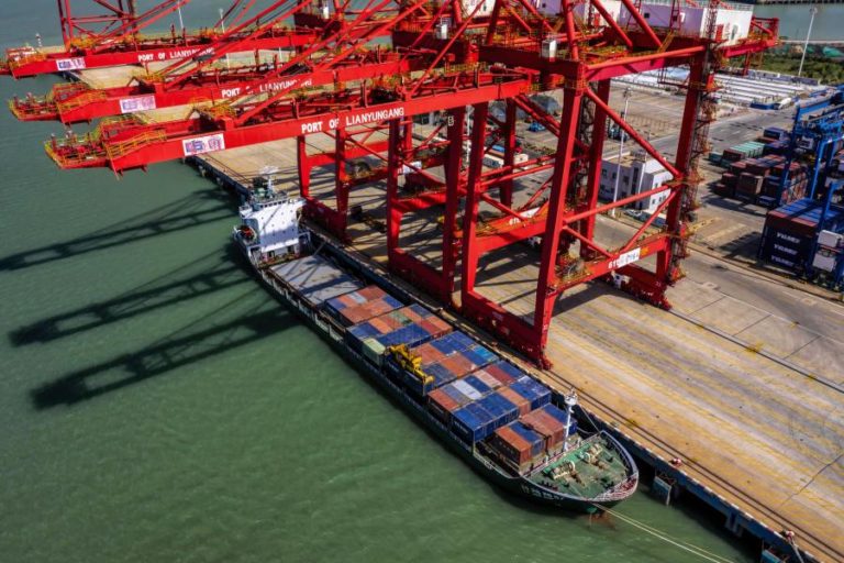 EUA e China fecham acordo tarifário que prevê envio de terras raras e fim de restrições