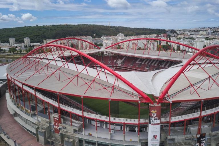 Estádios de Benfica e Paços de Ferreira os melhores das Ligas profissionais