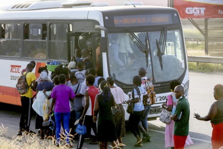 Tarifas de táxis e autocarros em Angola acompanham aumento dos preços do gasóleo