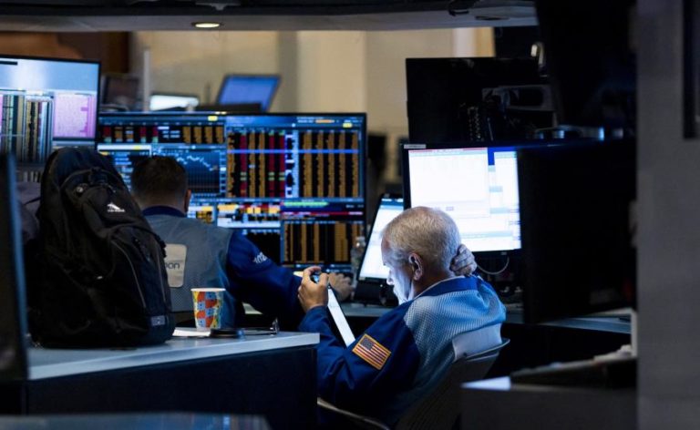 Wall Street deixa de estar imune à guerra tarifária de Trump e fecha semana em baixa