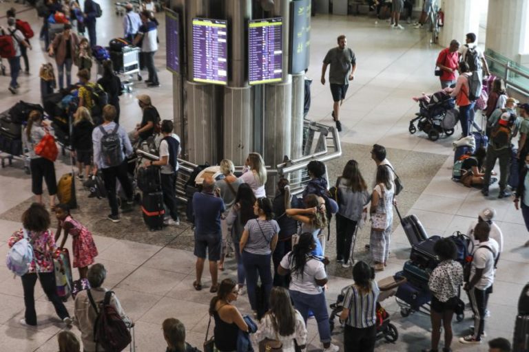 Tráfego de passageiros nos aeroportos nacionais cresce 4,8% no 1.º semestre