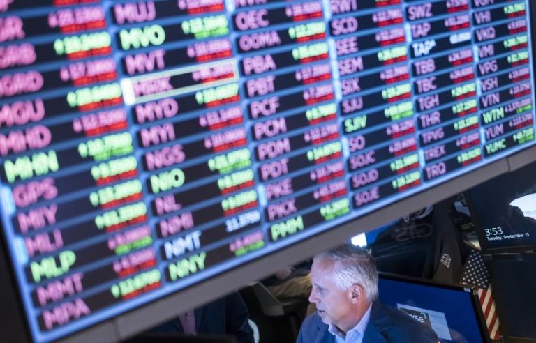 Wall Street fecha em ligeira baixa ainda pressionada com ameaças comerciais de Trump