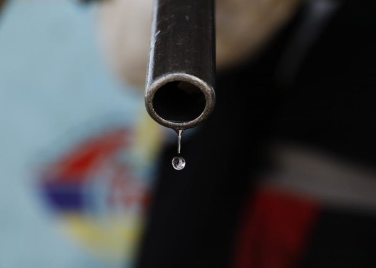 Economia angolana continua exposta a flutuação de preços do petróleo