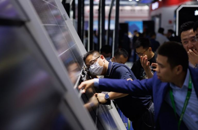 China está a construir 74% de todos os projetos solares e eólicos em curso – relatório