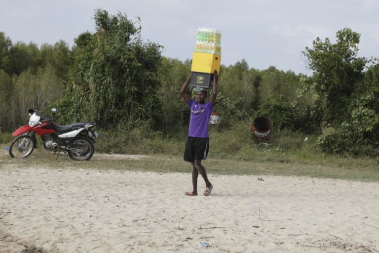 Governo moçambicano quer melhorar mecanismos para travar venda de álcool a menores