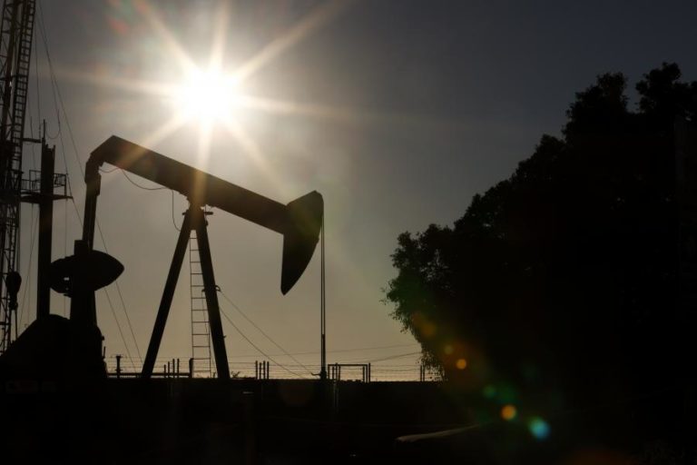 AIE prevê que crescimento da procura de petróleo em 2025 será o mais baixo desde 2009
