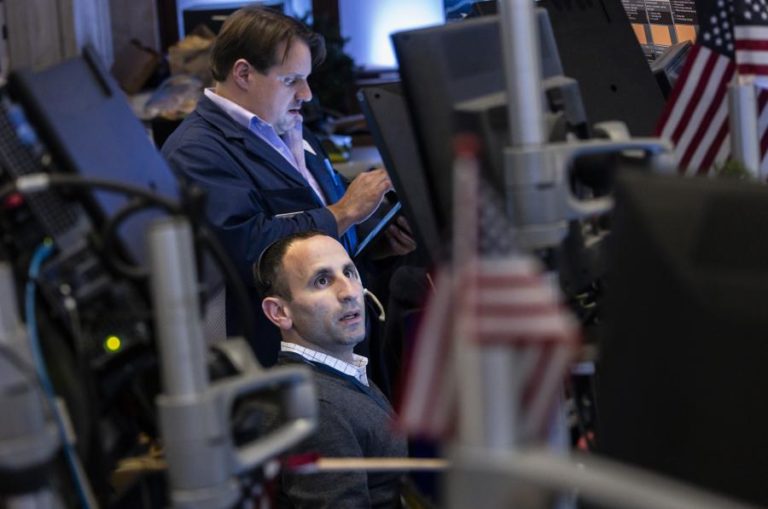 Wall Street começa semana em baixa após os mais recentes anúncios sobre tarifas