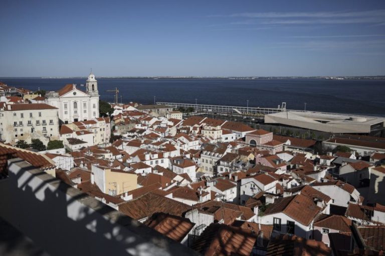 Taxa de juro implícita no crédito à habitação cai para 3,479% em junho