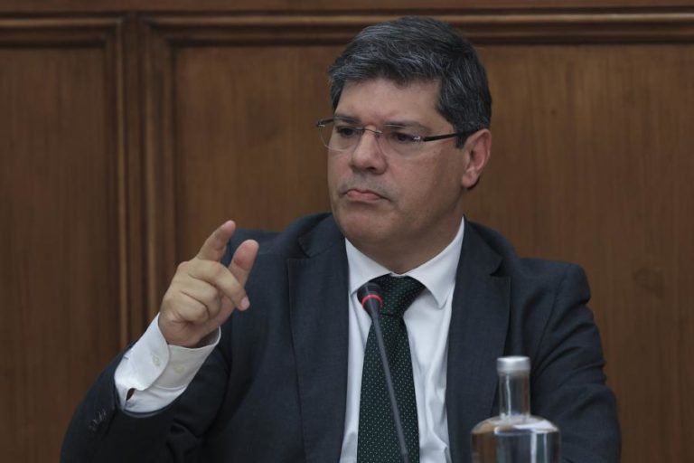 Líder parlamentar do PS acusa Aguiar-Branco de permitir “discurso de ódio” na AR
