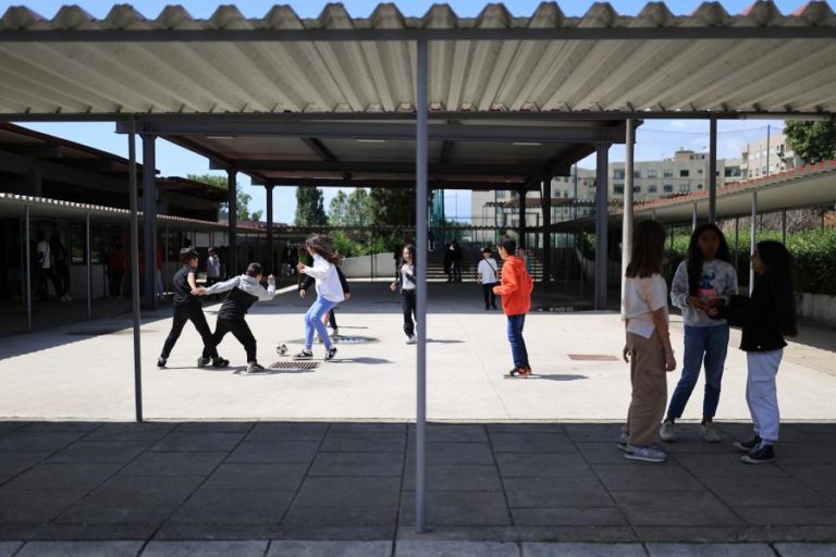 Sindicato defende extensão da proibição do uso de telemóveis nas aulas até ao 12.º ano