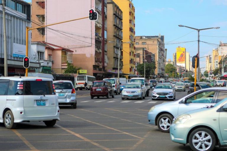 Moçambique procura fontes para recuperar estradas porque portagens só cobrem 10%