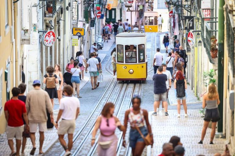 AM de Lisboa defende que “não há excesso de turismo” mas sugere descentralização dos roteiros