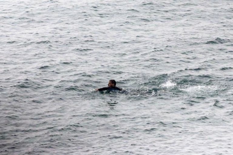 Mais de meia centena de menores marroquinos chegam sozinhos a nado a Ceuta