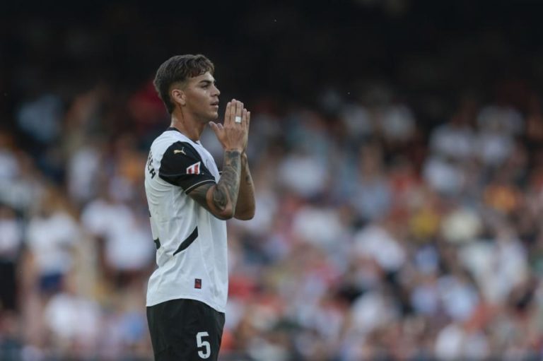 Benfica assegura médio argentino Enzo Barrenechea por empréstimo do Aston Villa