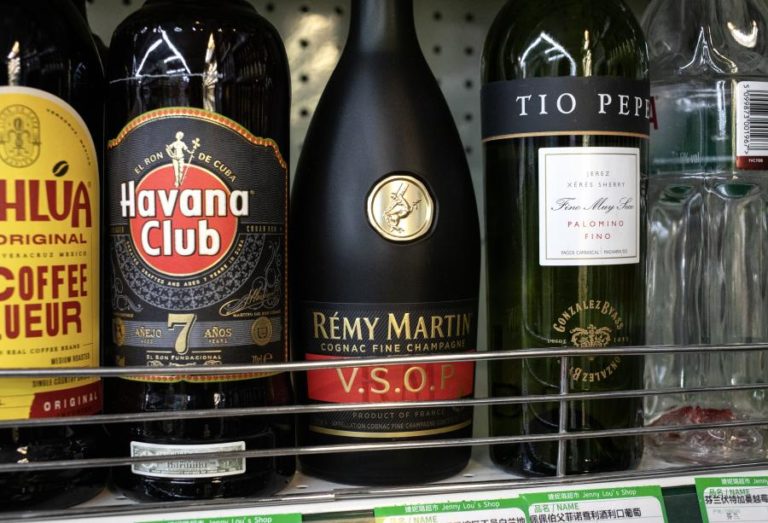 Pequim aplica sanções ao brandy europeu em resposta a medidas contra veículos elétricos