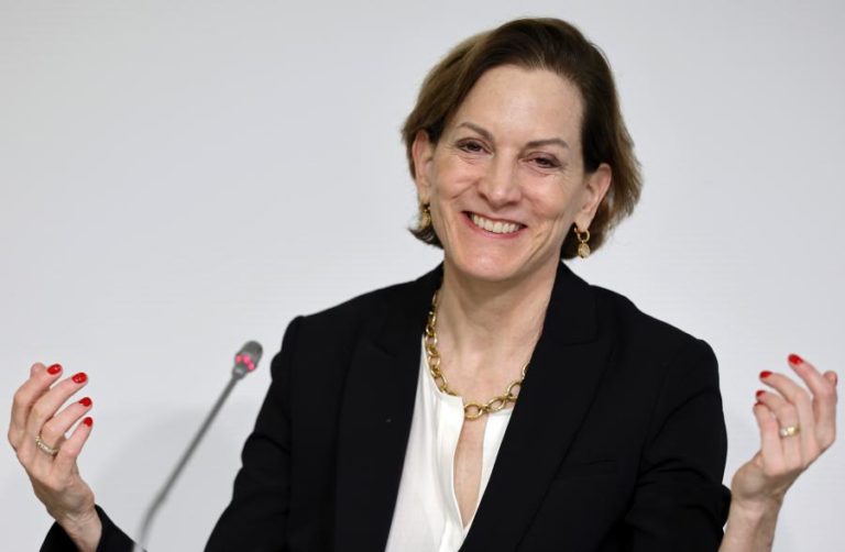 Anne Applebaum admite que o jornalismo possa estar em perigo