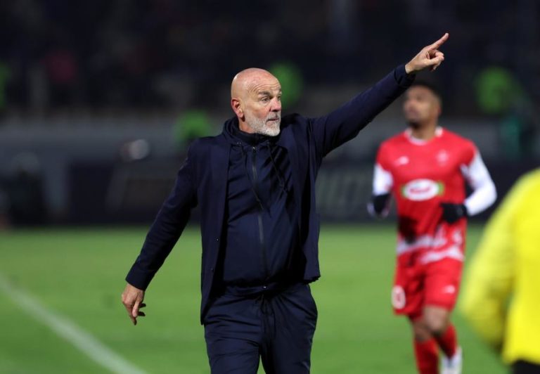 Stefano Pioli volta a treinar a Fiorentina