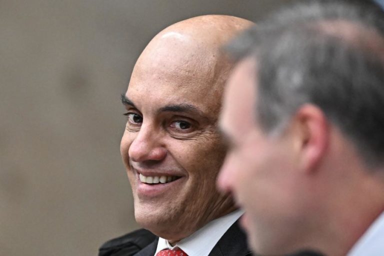 Supremo dá 24 horas para Bolsonaro explicar razão do incumprimento de medidas cautelares