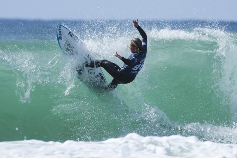 Portuguesa Yolanda Hopkins nas ‘meias’ do Ballito Pro de surf na África do Sul