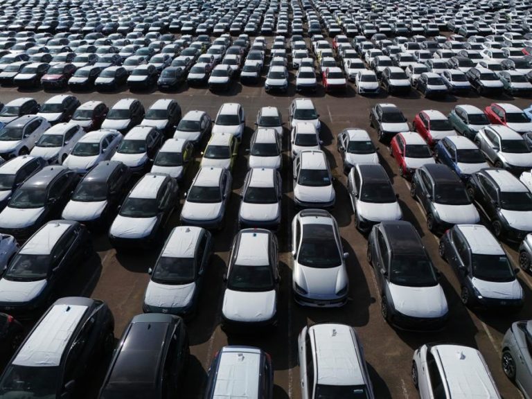Tarifas dos EUA contribuíram para queda recorde da produção automóvel britânica