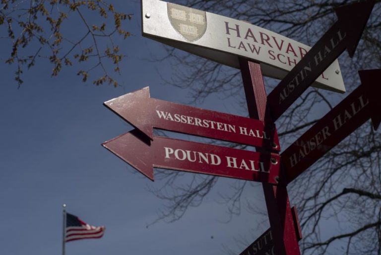 Governo de Trump abre inquérito à capacidade de Harvard poder fazer intercâmbios