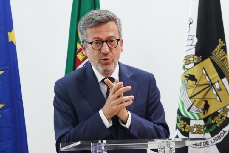 Oposição na Câmara de Lisboa questiona imparcialidade de Moedas devido ao projeto ‘Benfica District’