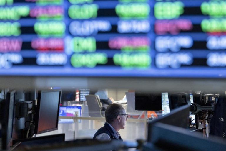 Wall Street fecha semana sem rumo mas com novo recorde do Nasdaq