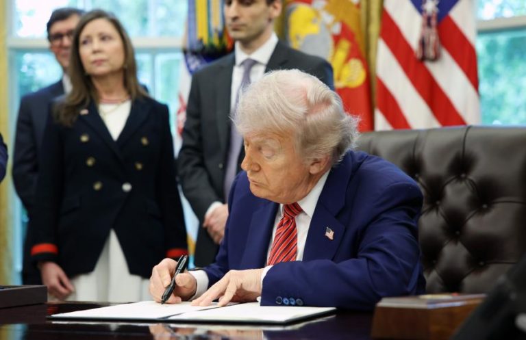 Trump diz que enviará segunda-feira cartas a 12 países com notificação de tarifas