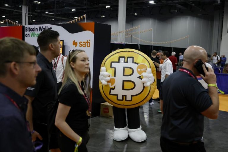 Bitcoin atinge novo máximo histórico de mais de 117 mil dólares