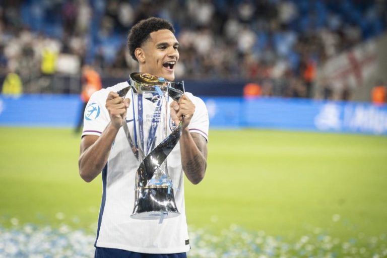 Qansah deixa Liverpool e assina pelo Bayer Leverkusen até 2030
