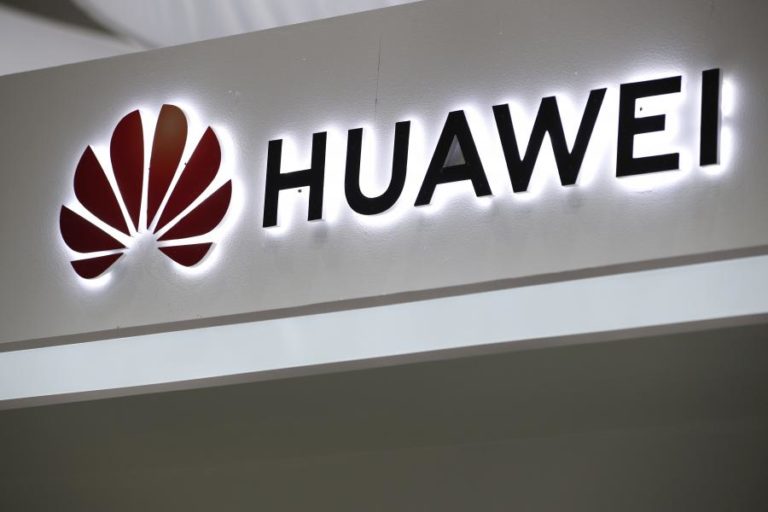 Comissão Europeia insiste que UE deve restringir ou excluir Huawei das suas redes móveis de 5G