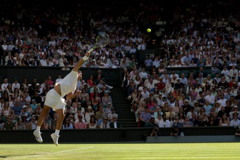 Bicampeão Alcaraz avança sem dificuldades para a terceira ronda de Wimbledon