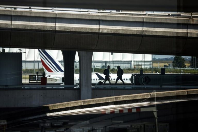 Greve dos controladores aéreos em França encerra 40% dos voos em Paris e afeta todo o país