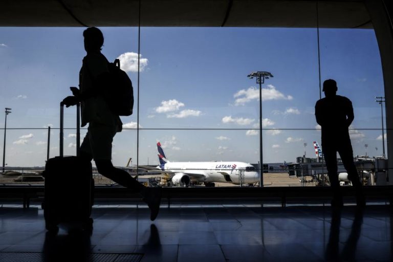 Cerca de mil voos cancelados em França no segundo dia de greve de controladores aéreos