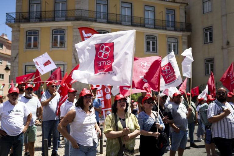 Cerca de 400 trabalhadores da indústria concentram-se em frente à Assembleia