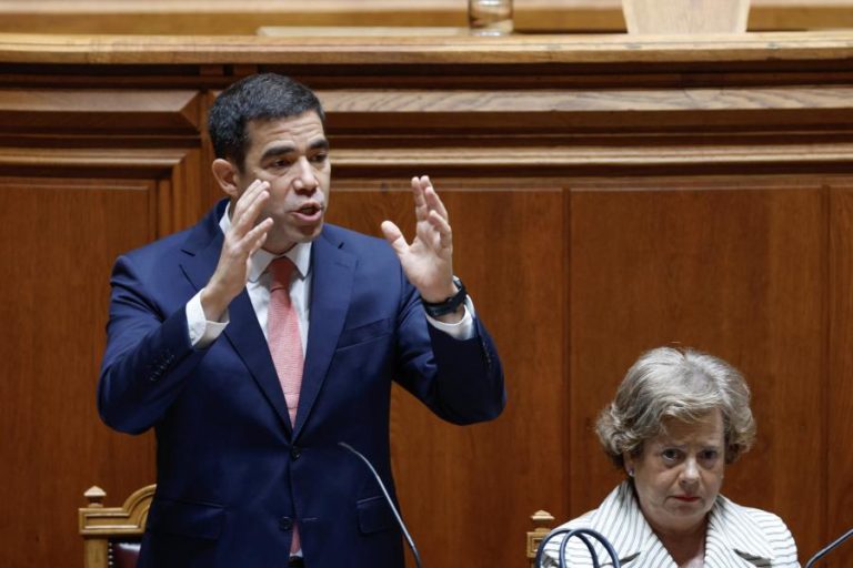 Governo pede que leis da nacionalidade e de estrangeiros baixam à especialidade para assegurar consenso