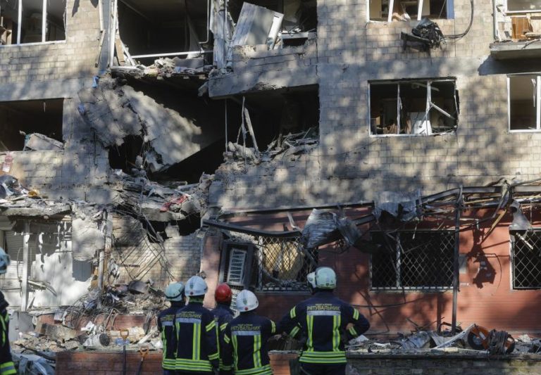 Um morto e 26 feridos em Kiev após mais um ataque russo de “grande escala”