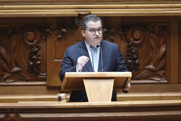 Governo pede “responsabilidade” à oposição para descer IRS o mais cedo possível